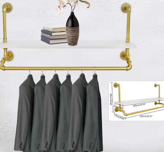 Gouden Muurkledingrek met Planken – Industriële Opberger voor Kleding en Decoratie