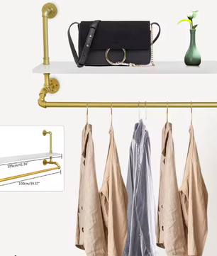 Gouden Muurkledingrek met Planken – Industriële Opberger voor Kleding en Decoratie