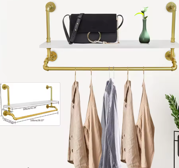 Gouden Muurkledingrek met Planken – Industriële Opberger voor Kleding en Decoratie