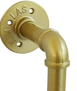 Gouden Muurkledingrek met Planken – Industriële Opberger voor Kleding en Decoratie