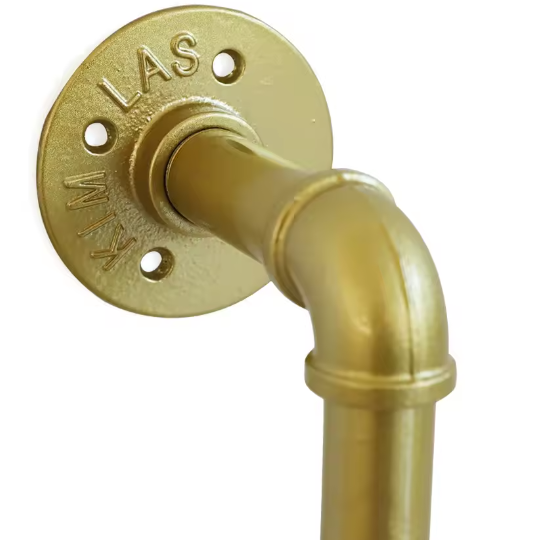 Gouden Muurkledingrek met Planken – Industriële Opberger voor Kleding en Decoratie