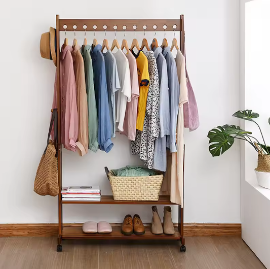 Vintage Bamboe Kledingstandaard met Planken en Wielen – Vrijstaand Rek voor Hal en Slaapkamer
