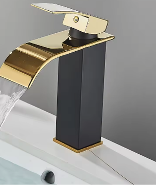 Geborsteld Gouden Wastafelkraan – Elegante Waterval Badkamerkraan met Enkele Hendel