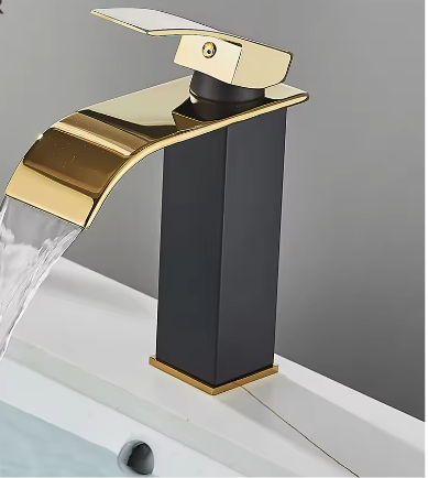 Geborsteld Gouden Wastafelkraan – Elegante Waterval Badkamerkraan met Enkele Hendel