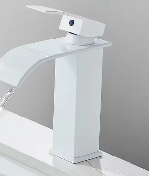Geborsteld Gouden Wastafelkraan – Elegante Waterval Badkamerkraan met Enkele Hendel