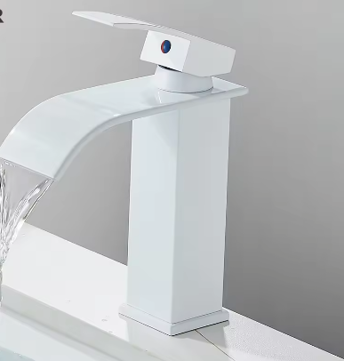 Geborsteld Gouden Wastafelkraan – Elegante Waterval Badkamerkraan met Enkele Hendel