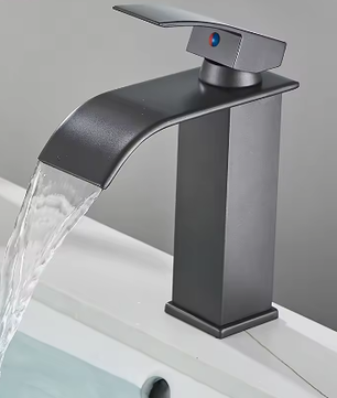 Geborsteld Gouden Wastafelkraan – Elegante Waterval Badkamerkraan met Enkele Hendel