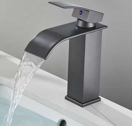 Geborsteld Gouden Wastafelkraan – Elegante Waterval Badkamerkraan met Enkele Hendel