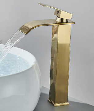 Geborsteld Gouden Wastafelkraan – Elegante Waterval Badkamerkraan met Enkele Hendel