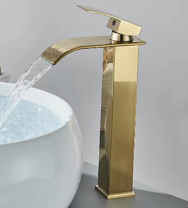 Geborsteld Gouden Wastafelkraan – Elegante Waterval Badkamerkraan met Enkele Hendel