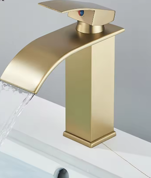 Geborsteld Gouden Wastafelkraan – Elegante Waterval Badkamerkraan met Enkele Hendel