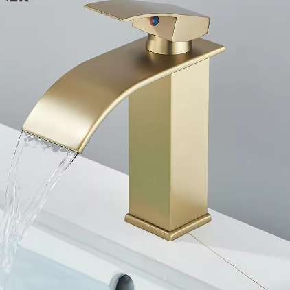 Geborsteld Gouden Wastafelkraan – Elegante Waterval Badkamerkraan met Enkele Hendel