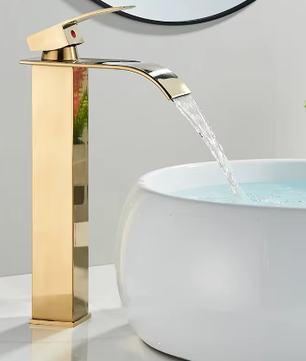 Geborsteld Gouden Wastafelkraan – Elegante Waterval Badkamerkraan met Enkele Hendel