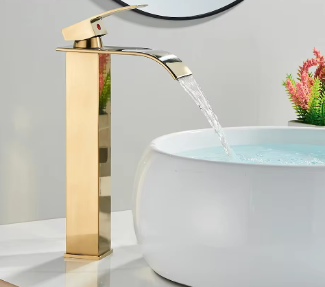Geborsteld Gouden Wastafelkraan – Elegante Waterval Badkamerkraan met Enkele Hendel