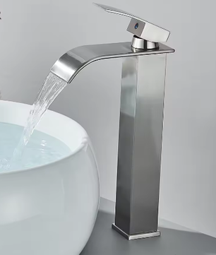 Geborsteld Gouden Wastafelkraan – Elegante Waterval Badkamerkraan met Enkele Hendel