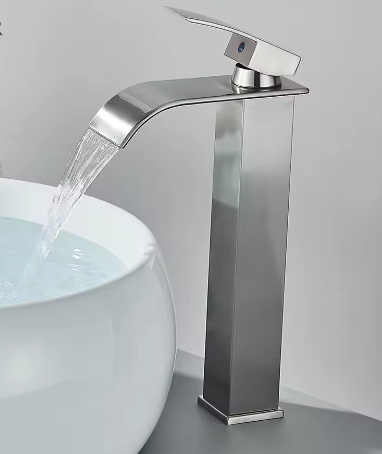 Geborsteld Gouden Wastafelkraan – Elegante Waterval Badkamerkraan met Enkele Hendel