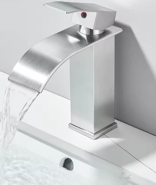 Geborsteld Gouden Wastafelkraan – Elegante Waterval Badkamerkraan met Enkele Hendel
