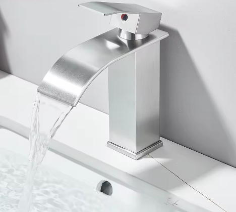 Geborsteld Gouden Wastafelkraan – Elegante Waterval Badkamerkraan met Enkele Hendel