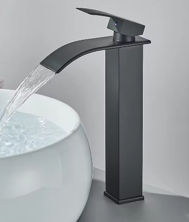 Geborsteld Gouden Wastafelkraan – Elegante Waterval Badkamerkraan met Enkele Hendel