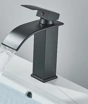 Geborsteld Gouden Wastafelkraan – Elegante Waterval Badkamerkraan met Enkele Hendel
