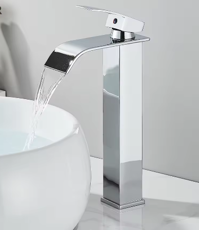 Geborsteld Gouden Wastafelkraan – Elegante Waterval Badkamerkraan met Enkele Hendel