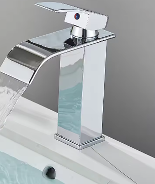 Geborsteld Gouden Wastafelkraan – Elegante Waterval Badkamerkraan met Enkele Hendel