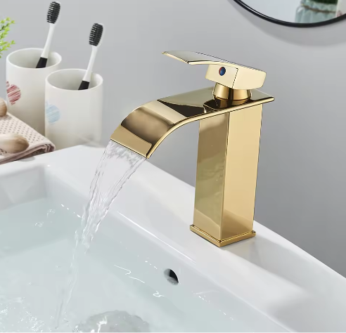 Geborsteld Gouden Wastafelkraan – Elegante Waterval Badkamerkraan met Enkele Hendel