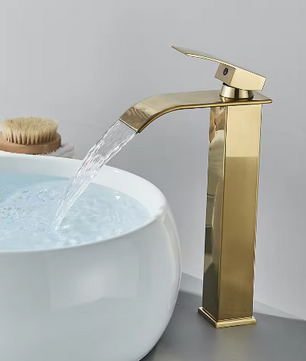 Geborsteld Gouden Wastafelkraan – Elegante Waterval Badkamerkraan met Enkele Hendel