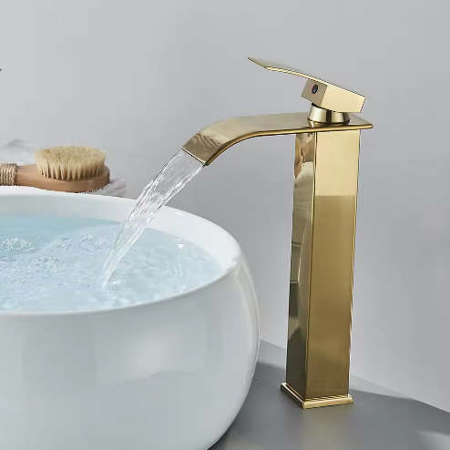 Geborsteld Gouden Wastafelkraan – Elegante Waterval Badkamerkraan met Enkele Hendel