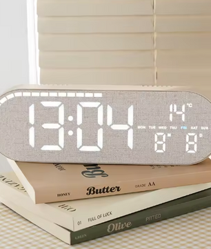 LED Digitale Wandklok met Temperatuur, Datum, Week en 2 Alarmen – Houtstijl, Helderheidsaanpassing, Timer en Snooze, USB-voeding