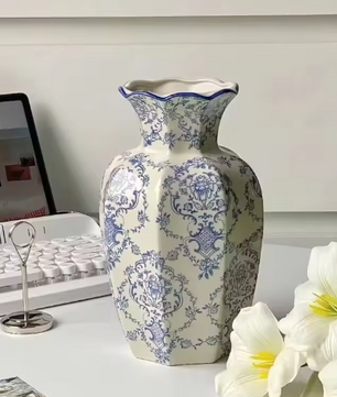 Handgeschilderde Blauw-Witte Porseleinen Vaas – Elegante Keramische Bloemenvaas voor Woonkamer en Tafeldecoratie