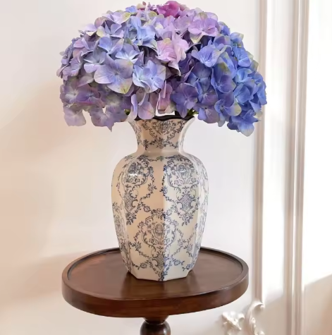 Handgeschilderde Blauw-Witte Porseleinen Vaas – Elegante Keramische Bloemenvaas voor Woonkamer en Tafeldecoratie