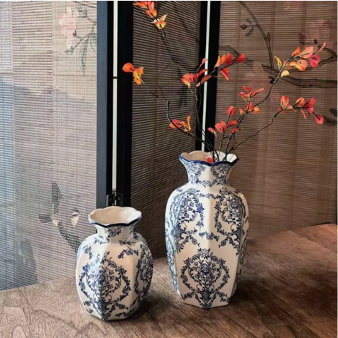 Handgeschilderde Blauw-Witte Porseleinen Vaas – Elegante Keramische Bloemenvaas voor Woonkamer en Tafeldecoratie
