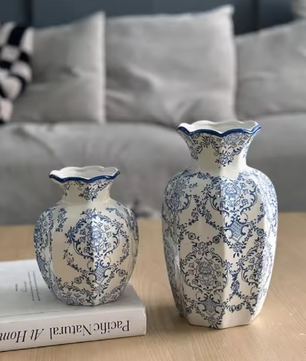 Handgeschilderde Blauw-Witte Porseleinen Vaas – Elegante Keramische Bloemenvaas voor Woonkamer en Tafeldecoratie