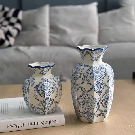 Handgeschilderde Blauw-Witte Porseleinen Vaas – Elegante Keramische Bloemenvaas voor Woonkamer en Tafeldecoratie