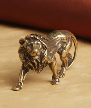 Messing Leeuw Miniatuur Beeldje – Decoratieve Koper Sculptuur voor Bureau en Interieur