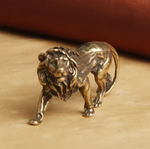 Messing Leeuw Miniatuur Beeldje – Decoratieve Koper Sculptuur voor Bureau en Interieur