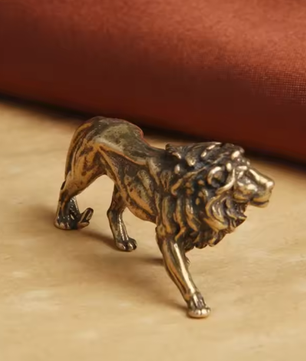 Messing Leeuw Miniatuur Beeldje – Decoratieve Koper Sculptuur voor Bureau en Interieur