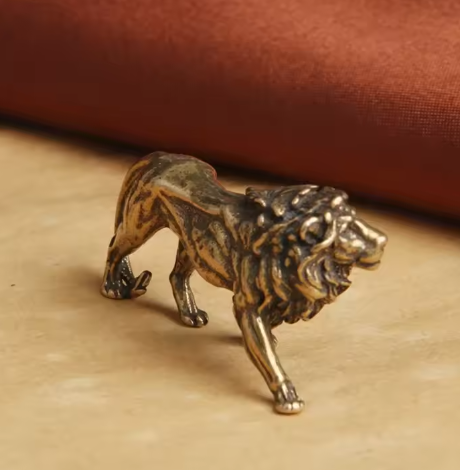 Messing Leeuw Miniatuur Beeldje – Decoratieve Koper Sculptuur voor Bureau en Interieur