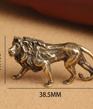 Messing Leeuw Miniatuur Beeldje – Decoratieve Koper Sculptuur voor Bureau en Interieur