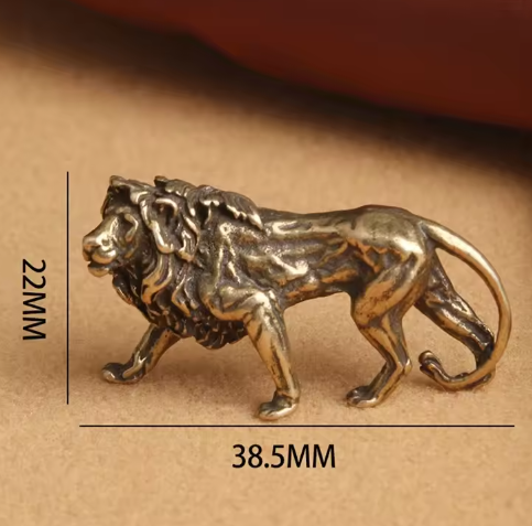 Messing Leeuw Miniatuur Beeldje – Decoratieve Koper Sculptuur voor Bureau en Interieur