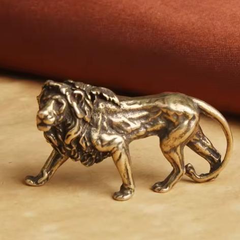 Messing Leeuw Miniatuur Beeldje – Decoratieve Koper Sculptuur voor Bureau en Interieur