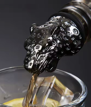 Retro Wijnschenker met Flessenstop – RVS Schenktuit en Zinklegering Wijnbeluchter