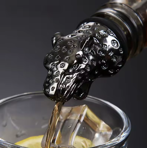 Retro Wijnschenker met Flessenstop – RVS Schenktuit en Zinklegering Wijnbeluchter