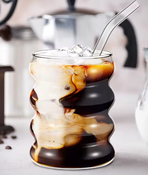 Set van 4 Geribbelde Glazen Drinkglazen met Rietjes – Vintage Koffiemokken van Borosilicaatglas