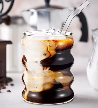 Set van 4 Geribbelde Glazen Drinkglazen met Rietjes – Vintage Koffiemokken van Borosilicaatglas