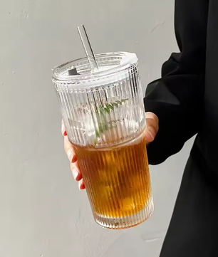 Gestreepte Glazen Drinkbeker met Deksel en Rietje – 600 ml Koffie- en Sapglas