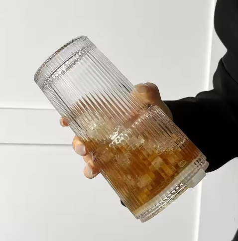 Gestreepte Glazen Drinkbeker met Deksel en Rietje – 600 ml Koffie- en Sapglas