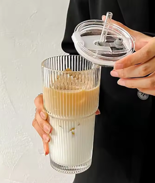 Gestreepte Glazen Drinkbeker met Deksel en Rietje – 600 ml Koffie- en Sapglas