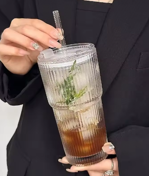 Gestreepte Glazen Drinkbeker met Deksel en Rietje – 600 ml Koffie- en Sapglas